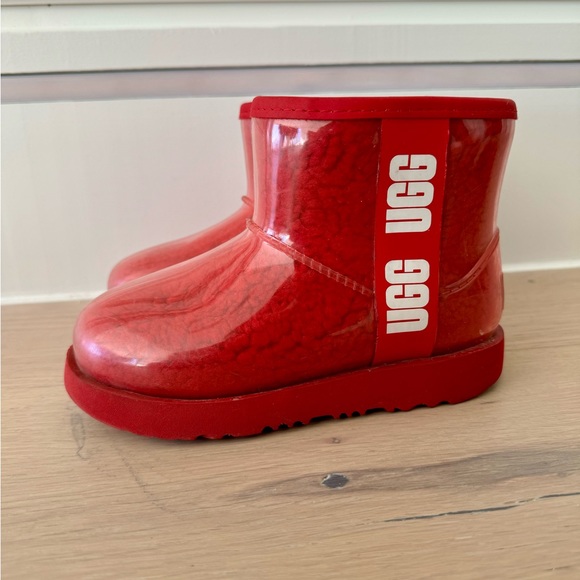 UGG Classic Boys/Girls Mini Clear Shearling Waterproof Winter Red Boots Sz 12US - Picture 1 of 9